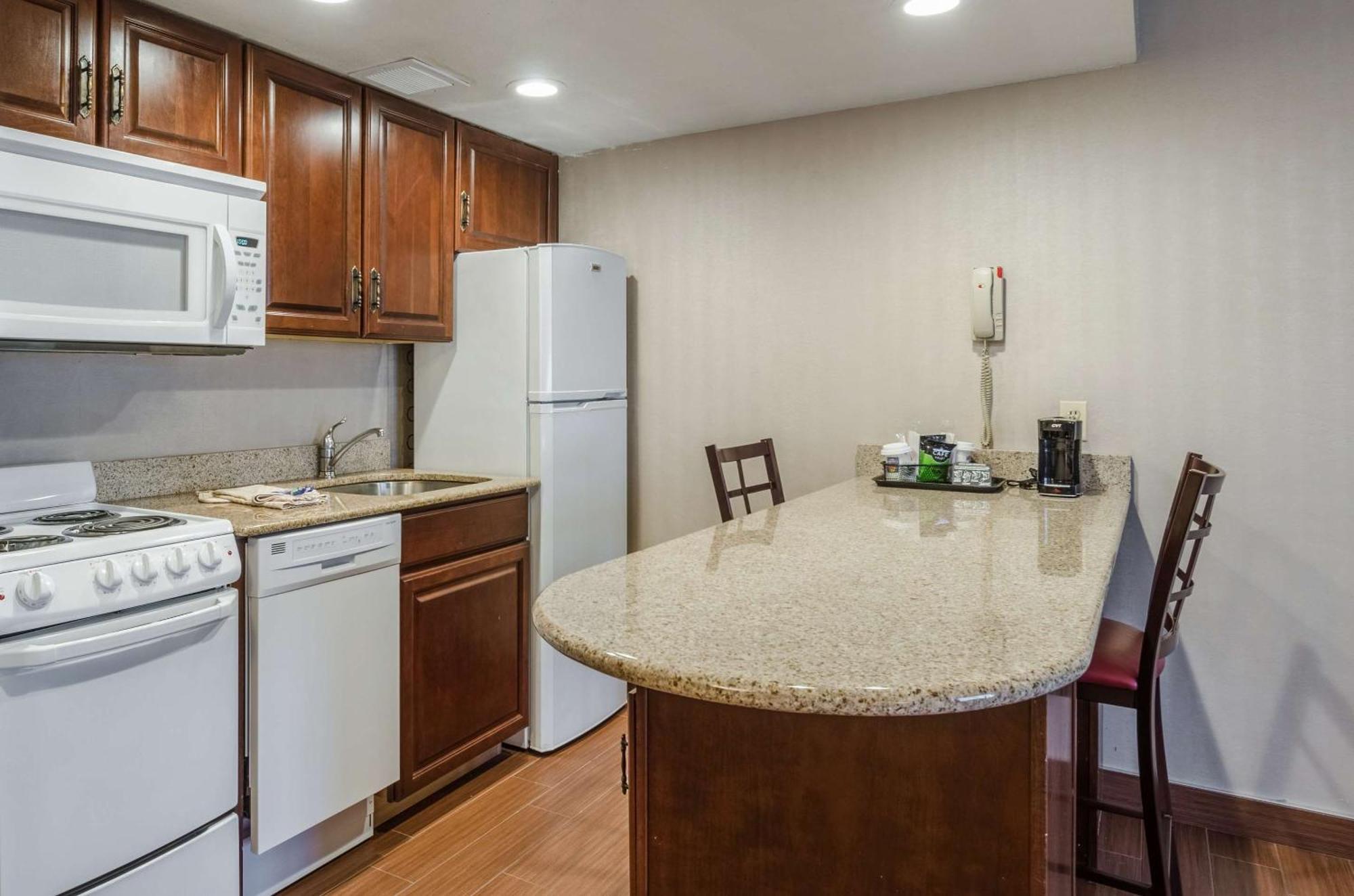 Comfort Inn & Suites West Springfield Εξωτερικό φωτογραφία